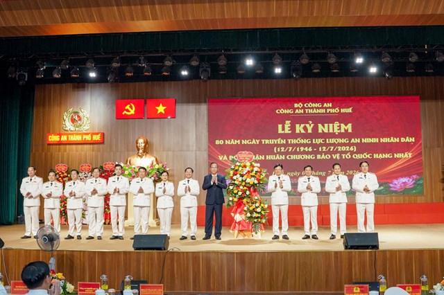 L&atilde;nh đạo UBND th&agrave;nh phố Huế tặng hoa ch&uacute;c mừng C&ocirc;ng an th&agrave;nh phố Huế nh&acirc;n kỷ niệm 80 năm ng&agrave;y truyền thống lực lượng An ninh nh&acirc;n d&acirc;n