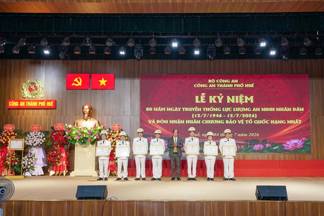 Ph&oacute; Chủ tịch UBND th&agrave;nh phố Huế Nguyễn Văn Mạnh tặng bằng khen cho 07 tập thể thuộc C&ocirc;ng an th&agrave;nh phố Huế