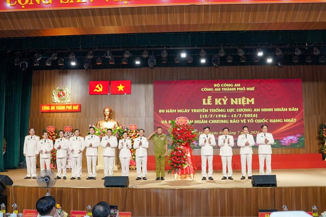 Đại diện l&atilde;nh đạo C&ocirc;ng an c&aacute;c tỉnh Salavan, Sekong, Champasak, Savannakhet (nước Cộng h&ograve;a D&acirc;n chủ Nh&acirc;n d&acirc;n L&agrave;o) tặng hoa ch&uacute;c mừng C&ocirc;ng an th&agrave;nh phố Huế kỷ niệm 80 năm ng&agrave;y truyền thống lực lượng An ninh nh&acirc;n d&acirc;n