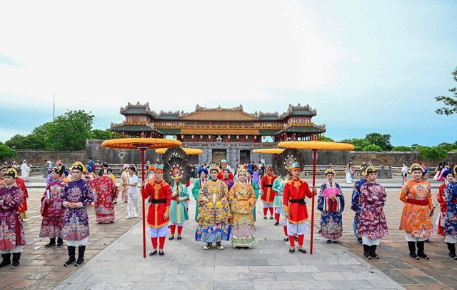 Huế: Hàng nghìn người hội tụ, tôn vinh giá trị di sản qua cổ phục và áo dài - Ảnh 1
