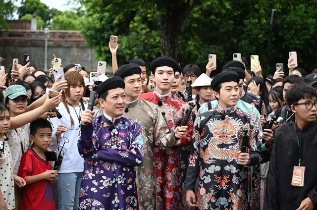 C&aacute;c nghệ sĩ như Trường Giang, L&ecirc; Dương Bảo L&acirc;m, Ng&ocirc; Kiến Huy, Kiều Minh Tuấn, Huy Kh&aacute;nh... g&oacute;p phần đưa h&igrave;nh ảnh &aacute;o d&agrave;i v&agrave; cổ phục Việt đến gần hơn với c&ocirc;ng ch&uacute;ng