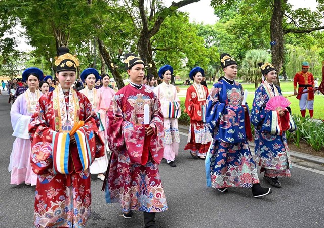 Huế: Hàng nghìn người hội tụ, tôn vinh giá trị di sản qua cổ phục và áo dài - Ảnh 2