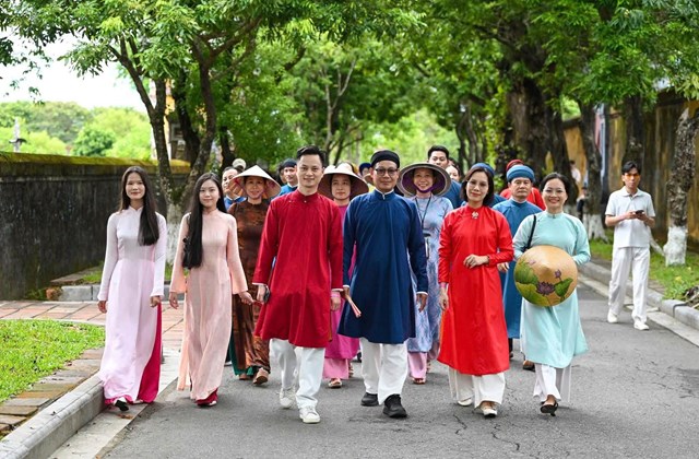 Huế: Hàng nghìn người hội tụ, tôn vinh giá trị di sản qua cổ phục và áo dài - Ảnh 4