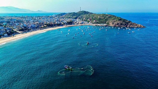 “Mặt biển nở hoa” giữa m&#249;a đ&#225;nh bắt, vũ điệu lưới c&#225; ở l&#224;ng ch&#224;i Gia Lai - Ảnh 1