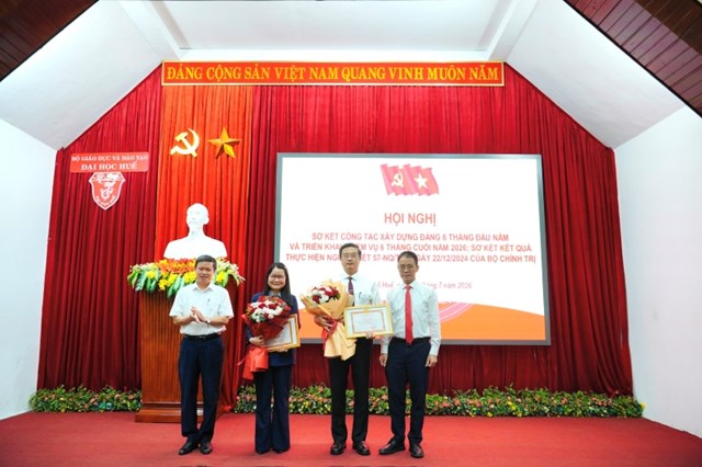 GS.TS. Nguyễn Vũ Quốc Huy nhận Bằng khen &ldquo;Đảng vi&ecirc;n ho&agrave;n th&agrave;nh xuất sắc nhiệm vụ&rdquo; ti&ecirc;u biểu 5 năm liền (2021 - 2025) của Ban Thường vụ Th&agrave;nh ủy Huế