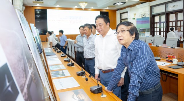 Hội đồng thi tuyển tổ chức chấm chọn, đ&aacute;nh gi&aacute; c&aacute;c phương &aacute;n tham gia cuộc thi tuyển kiến tr&uacute;c cầu qua Cồn Hến