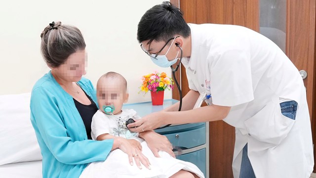 Ca nội soi gắp th&agrave;nh c&ocirc;ng kim băng mắc trong thực quản bệnh nhi 9 th&aacute;ng tuổi tiếp tục khẳng định năng lực cấp cứu v&agrave; phối hợp li&ecirc;n chuy&ecirc;n khoa của Bệnh viện Trung ương Huế