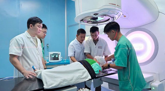 Đội ngũ y, b&aacute;c sĩ Bệnh viện Trung ương Huế kh&ocirc;ng ngừng n&acirc;ng cao chất lượng chuy&ecirc;n m&ocirc;n, l&agrave;m chủ nhiều kỹ thuật điều trị chuy&ecirc;n s&acirc;u. (Ảnh: BVCC)