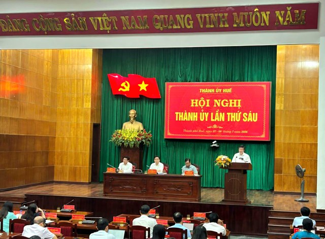 L&atilde;nh đạo Sở Gi&aacute;o dục v&agrave; Đ&agrave;o tạo th&agrave;nh phố Huế b&aacute;o c&aacute;o kết quả hoạt động 6 th&aacute;ng đầu năm 2026 v&agrave; c&ocirc;ng t&aacute;c chuẩn bị năm học 2026 - 2027 tại Hội nghị Th&agrave;nh ủy Huế lần thứ S&aacute;u. (Ảnh: VP)