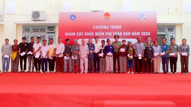 Chung tay chăm sóc sức khỏe người dân vùng khó khăn - Ảnh 1