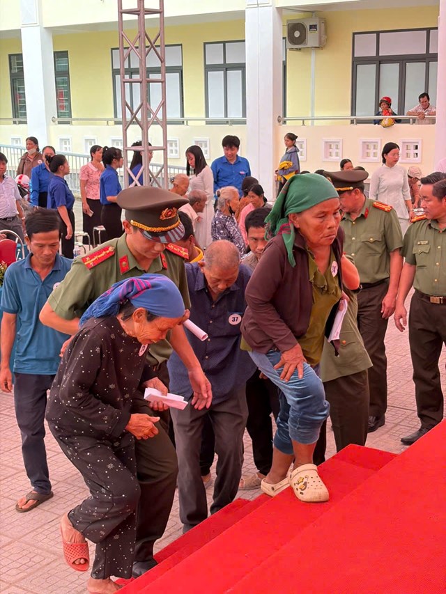 Người d&acirc;n v&ugrave;ng kh&oacute; khăn được kh&aacute;m bệnh, cấp ph&aacute;t thuốc miễn ph&iacute; trong chương tr&igrave;nh an sinh x&atilde; hội hướng tới kỷ niệm 80 năm Ng&agrave;y truyền thống lực lượng An ninh nh&acirc;n d&acirc;n