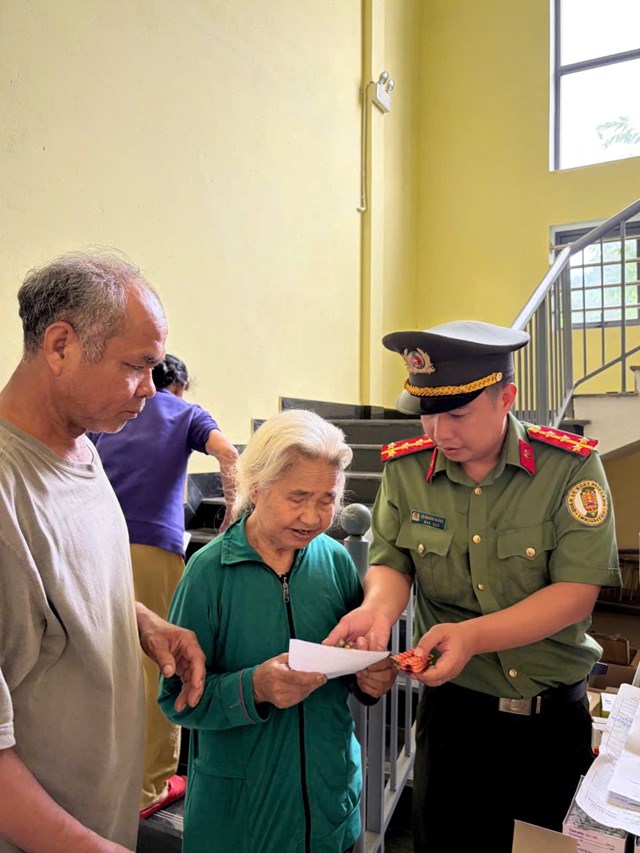Chường tr&igrave;nh kh&aacute;m bệnh, cấp ph&aacute;t thuốc miễn ph&iacute; v&agrave; trao qu&agrave; g&oacute;p phần chăm s&oacute;c sức khỏe, sẻ chia với người d&acirc;n v&ugrave;ng c&ograve;n nhiều kh&oacute; khăn