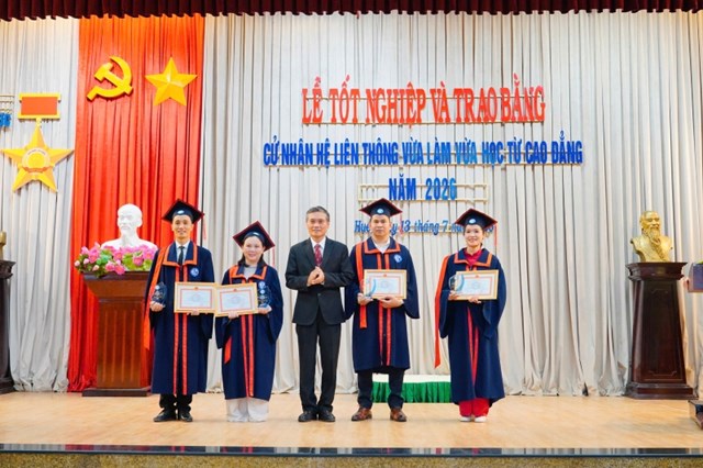 Khen thưởng sinh vi&ecirc;n c&oacute; th&agrave;nh t&iacute;ch xuất sắc trong to&agrave;n kho&aacute; học