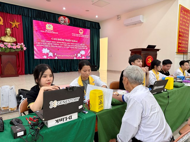 Việc thu nhận mẫu sinh phẩm ADN được thực hiện theo quy tr&igrave;nh kỹ thuật nghi&ecirc;m ngặt, phục vụ x&acirc;y dựng cơ sở dữ liệu ADN quốc gia v&agrave; x&aacute;c định danh t&iacute;nh c&aacute;c liệt sĩ c&ograve;n thiếu th&ocirc;ng tin