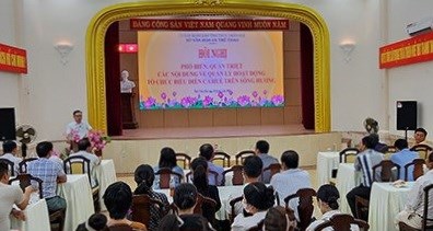 Ng&agrave;y 13/7, Hội nghị c&oacute; sự tham gia của những người l&agrave;m c&ocirc;ng t&aacute;c quản l&yacute;, đại diện c&aacute;c doanh nghiệp, c&aacute;c chủ thuyền đang tham gia phục vụ hoạt động Ca Huế tr&ecirc;n s&ocirc;ng Hương