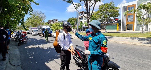 Thực hiện đo nhiệt độ trước khi rao v&agrave;o khu c&aacute;ch ly&nbsp;