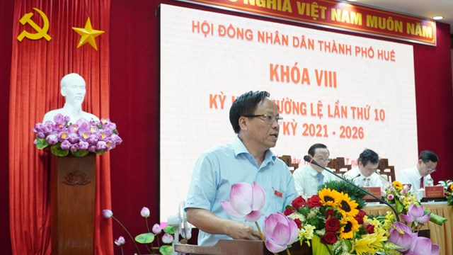 Gi&aacute;m đốc Sở T&agrave;i ch&iacute;nh La Ph&uacute;c Th&agrave;nh ph&aacute;t biểu tại phi&ecirc;n chất vấn. Ảnh - CTTĐT th&agrave;nh phố Huế