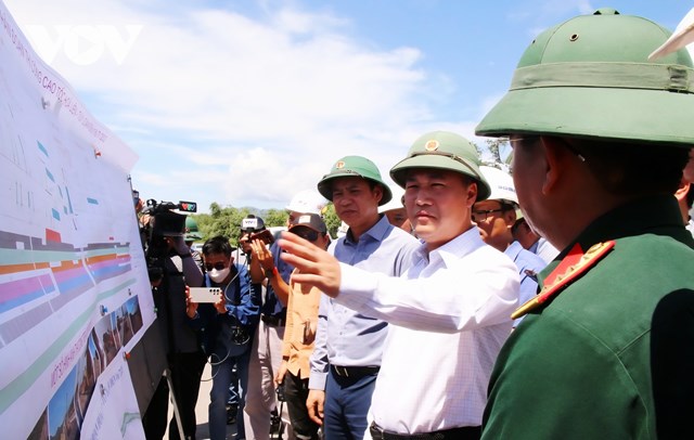 Thứ trưởng Bộ X&acirc;y dựng Nguyễn Việt H&ugrave;ng tại c&ocirc;ng trường. Ảnh: CT