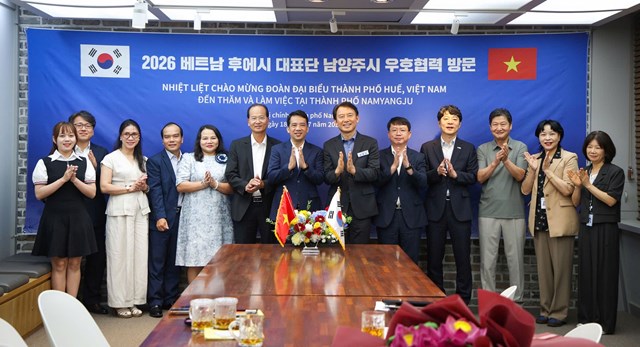 Buổi tiếp v&agrave; l&agrave;m việc giữa l&atilde;nh đạo th&agrave;nh phố Huế với đo&agrave;n đại biểu th&agrave;nh phố Namyangju (H&agrave;n Quốc) do T&acirc;n Thị trưởng Choi Hyun Deok dẫn đầu