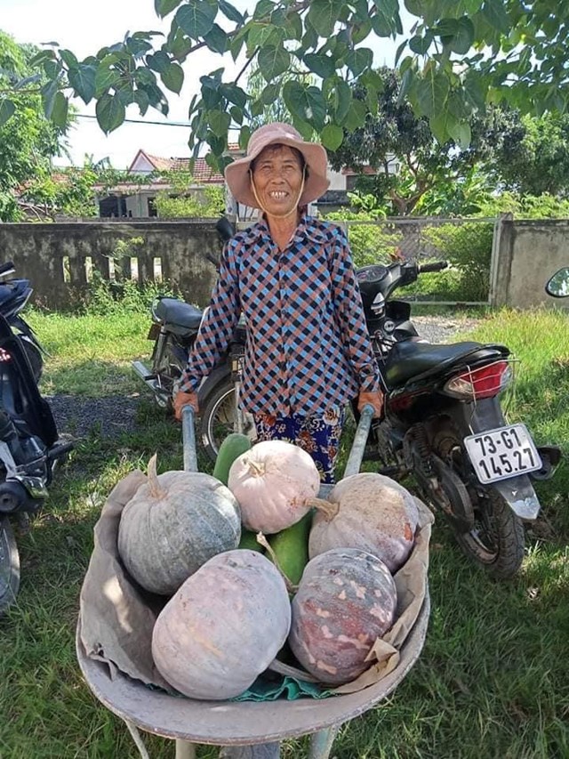 Người d&acirc;n mang thực phẩm đến quy&ecirc;n q&oacute;p, d&ugrave; kh&ocirc;ng lớn nhưng chứ đựng t&igrave;nh cảm d&agrave;nh cho người d&acirc;n TP.Hồ CH&iacute; Minh v&agrave; Mi&egrave;n Nam