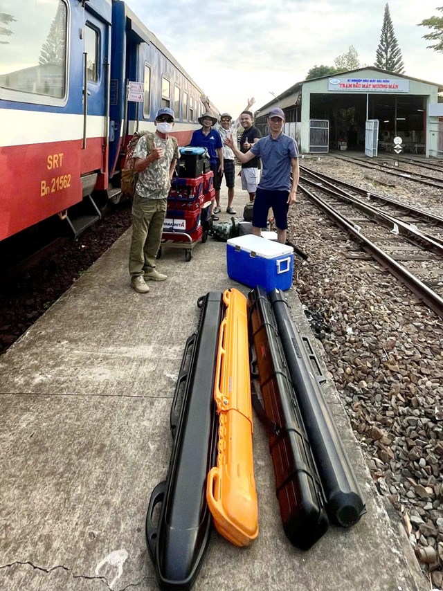 C&aacute;c "C&acirc;u thủ" nhiều khi phải vượt cả chặng đường d&agrave;i bằng t&agrave;u hỏa v&agrave; c&aacute;c phơng tiện kh&aacute;c mới đến được nơi đề c&acirc;u.
