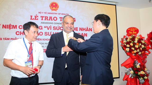 Thừa ủy quyền l&atilde;nh đạo Bộ Y tế, &ocirc;ng Đặng Quang Tấn trao kỷ niệm chương &ldquo;V&igrave; sức khỏe nh&acirc;n d&acirc;n&rdquo; cho GS. Uday Devgan