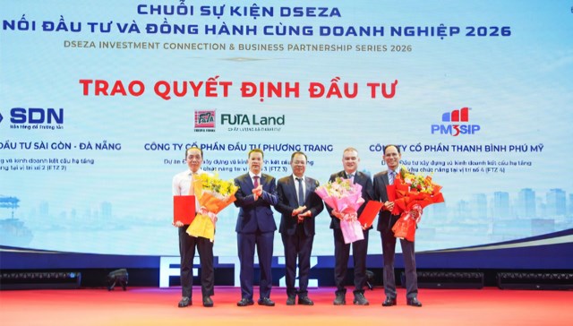 Chủ tịch UBND th&agrave;nh phố Đ&agrave; Nẵng Nguyễn Mạnh H&ugrave;ng trao Quyết định chấp thuận chủ trương đầu tư c&aacute;c khu chức năng số 2, số 3 v&agrave; số 4 thuộc Khu thương mại tự do Đ&agrave; Nẵng. (Ảnh: V.P)