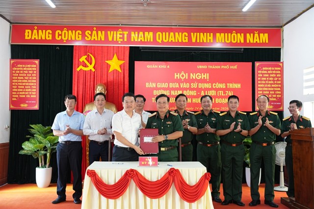 Bộ Tư lệnh Qu&acirc;n khu 4 v&agrave; UBND TP. Huế tổ chức lễ b&agrave;n giao, đưa v&agrave;o sử dụng tuyến đường Nam Đ&ocirc;ng - A Lưới (Tỉnh lộ 74, giai đoạn 3) d&agrave;i 48,36 km, tổng mức đầu tư 475 tỷ đồng, ng&agrave;y 24/7 tại x&atilde; A Lưới 4.