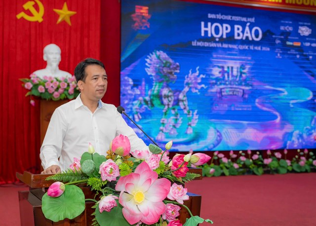 Ph&oacute; Chủ tịch UBND th&agrave;nh phố Huế Trần Hữu Th&ugrave;y Giang c&ugrave;ng Ban Tổ chức Festival Huế c&ocirc;ng bố Lễ hội Di sản v&agrave; &Acirc;m nhạc Quốc tế Huế Wonderverse Music Fest 2026 tại buổi họp b&aacute;o