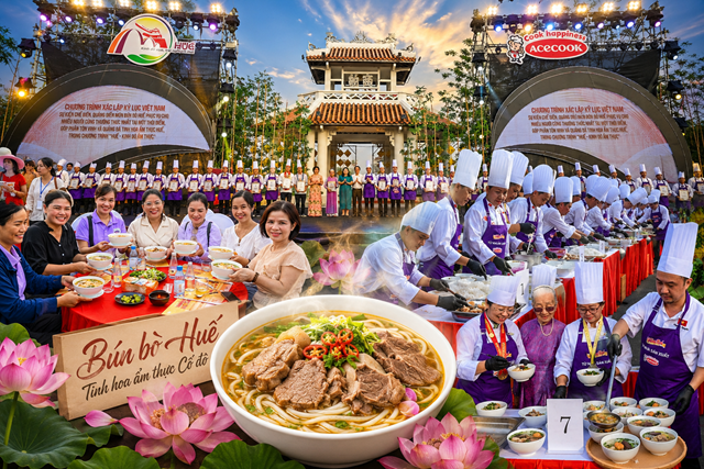 Kh&ocirc;ng gian sự kiện x&aacute;c lập Kỷ lục Việt Nam chế biến v&agrave; quảng diễn m&oacute;n b&uacute;n b&ograve; Huế, quy tụ c&aacute;c nghệ nh&acirc;n ẩm thực, đ&ocirc;ng đảo người d&acirc;n v&agrave; du kh&aacute;ch tham gia trải nghiệm, g&oacute;p phần t&ocirc;n vinh gi&aacute; trị di sản ẩm thực Huế v&agrave; quảng b&aacute; h&igrave;nh ảnh &ldquo;Huế - Kinh đ&ocirc; Ẩm thực&rdquo;. (Ảnh: nguồn Ban Tổ chức)