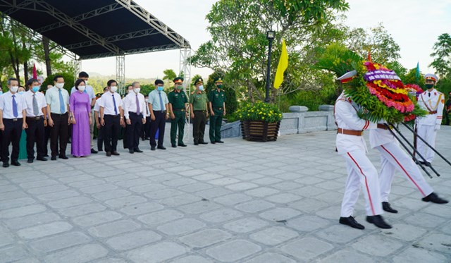 Trong kh&ocirc;ng kh&iacute; trang nghi&ecirc;m, đo&agrave;n đ&atilde; th&agrave;nh k&iacute;nh d&acirc;ng l&ecirc;n tượng đ&agrave;i v&ograve;ng hoa mang d&ograve;ng chữ &ldquo;Đời đời nhớ ơn c&aacute;c anh h&ugrave;ng liệt sĩ&rdquo;. Tiếp đ&oacute;, đo&agrave;n đại biểu c&ugrave;ng c&aacute;n bộ, chiến sĩ v&agrave; b&agrave; con nh&acirc;n d&acirc;n đ&atilde; tiến h&agrave;nh c&aacute;c nghi thức d&acirc;ng hoa, d&acirc;ng hương v&agrave; d&agrave;nh một ph&uacute;t mặc niệm để tưởng nhớ đến anh linh c&aacute;c Anh h&ugrave;ng Liệt sĩ đ&atilde; kh&ocirc;ng tiếc xương m&aacute;u, dũng cảm chiến đấu hy sinh v&igrave; sự nghiệp đấu tranh giải ph&oacute;ng d&acirc;n tộc, v&igrave; nền độc lập tự do của Tổ quốc, v&igrave; hạnh ph&uacute;c của nh&acirc;n d&acirc;n.