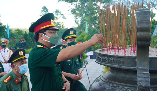 Thượng t&aacute; Ng&ocirc; Nam Cường thắp hương tưởng nhớ c&aacute;c anh h&ugrave;ng liệt sĩ.