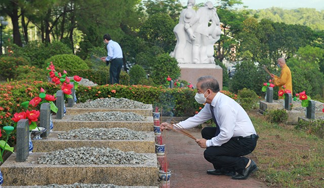 Ph&oacute; b&iacute; Thường trực Tỉnh ủy Phan Ngọc Thọ thắp hương tại từng phần mộ liệt sĩ.