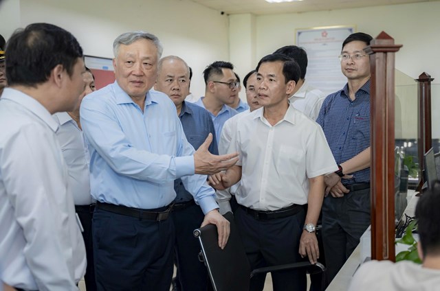 Ph&oacute; Thủ tướng Thường trực Ch&iacute;nh phủ Nguyễn H&ograve;a B&igrave;nh đ&aacute;nh gi&aacute; cao những nỗ lực v&agrave; kết quả của Huế trong 6 th&aacute;ng đầu năm 2025