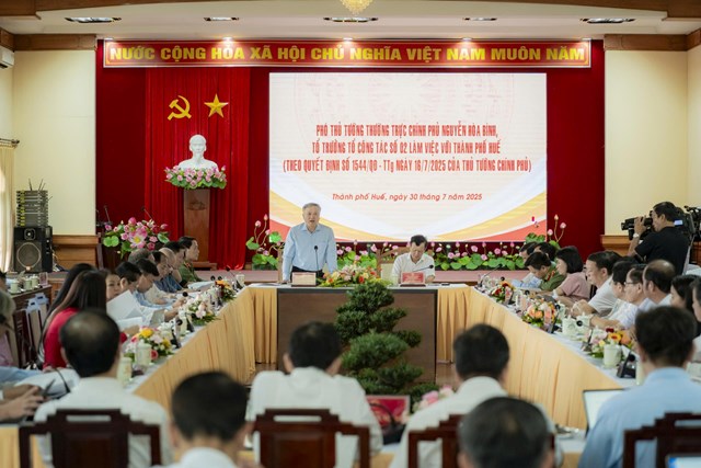 Ph&oacute; Thủ tướng Thường trực Ch&iacute;nh phủ Nguyễn H&ograve;a B&igrave;nh tại buổi l&agrave;m việc với Ban Thường vụ Th&agrave;nh ủy Huế