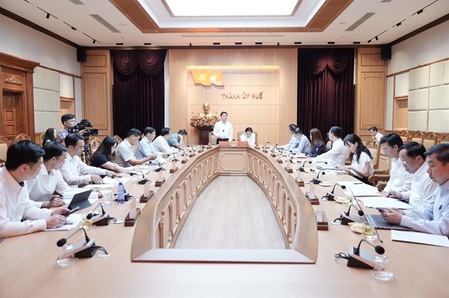 Bộ trưởng Bộ Ngoại giao L&ecirc; Ho&agrave;i Trung l&agrave;m việc với Ban Thường vụ Th&agrave;nh ủy Huế v&agrave; ph&aacute;t triển kinh tế - x&atilde; hội v&agrave; c&ocirc;ng t&aacute;c đối ngoại của địa phương. (Ảnh - PV)