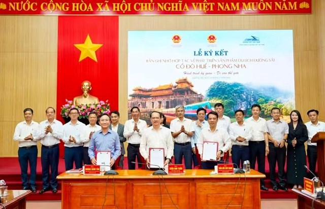 Đại diện UBND tỉnh Quảng Trị, UBND th&agrave;nh phố Huế v&agrave; Tổng c&ocirc;ng ty Đường sắt Việt Nam k&yacute; Bản ghi nhớ hợp t&aacute;c giai đoạn 2026 &ndash; 2030, thống nhất phối hợp khai th&aacute;c tuyến t&agrave;u du lịch "Cố đ&ocirc; Huế - Phong Nha: H&agrave;nh tr&igrave;nh kỳ quan - Di sản thế giới" từ ng&agrave;y 1/9/2026