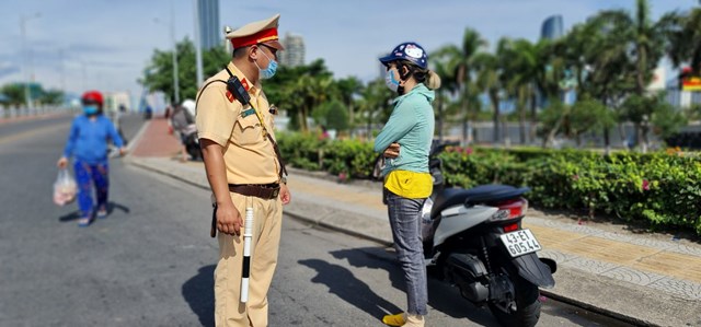 Ngườu d&acirc;n ra đường kh&ocirc;ng c&oacute; l&yacute; do ch&iacute;nh đ&aacute;ng được C&ocirc;ng an giao th&ocirc;ng nhắc nhở, hướng dẫn cho người d&acirc;n chuẩn bị c&aacute;c giấy tờ li&ecirc;n quan nếu muốn ra đường