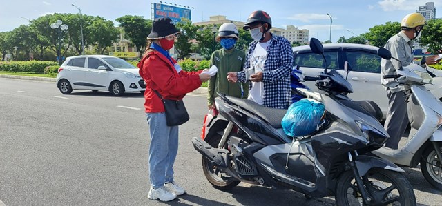 Lực lượng t&igrave;nh nguyện tham gia&nbsp; trực chốt v&agrave; kiểm tra hướng dẫn người d&acirc;n