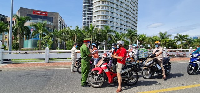 Chốt kiểm tra tại ph&iacute;a Đ&ocirc;ng Cầu Rồng, lượng người tham gia giao th&ocirc;ng giảm rất nhiều