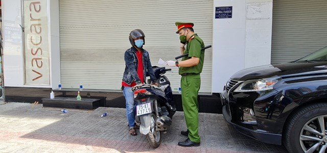 Một nh&acirc;n vi&ecirc;n c&ocirc;ng ty&nbsp; kinh doanh kh&ocirc;ng c&oacute; giấy tờ kh&ocirc;ng hợp lệ khi ra đường, lực lượng c&ocirc;ng an gọi trao đổi x&aacute;c&nbsp; minh th&ocirc;ng tin với l&atilde;nh đạo c&ocirc;ng ty v&agrave; nhắc nhở