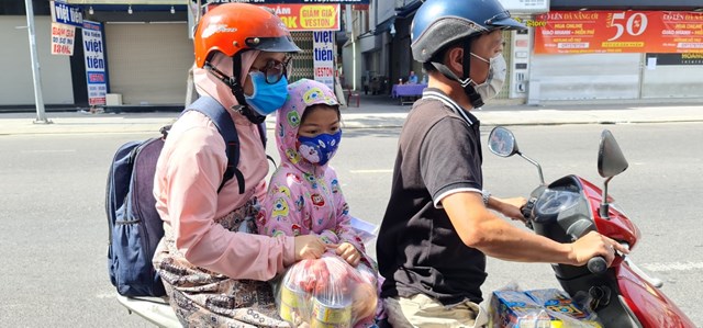 &nbsp; Một gia đ&igrave;nh di chuyển mua đồ thiết yếu, được&nbsp; lực lượng nhắc nhở chỉ một người đại diện ra đường khi đi mua đồ thiết yếu nhằm đảm bảo an to&agrave;n ph&ograve;ng chống dịch