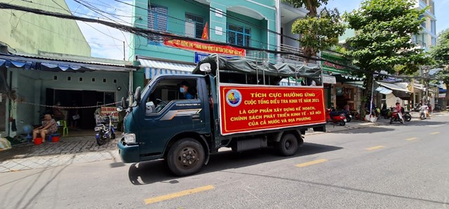 Lực lượng ph&ograve;ng chống dịch sử dụng xe lưu động kiểm tra, nhắc nhở, ph&aacute;t loa tuy&ecirc;n truyền ph&ograve;ng chống dịch cho người d&acirc;n