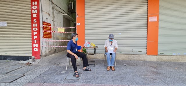 Tổ Covid cộng đồng được ban chỉ đạo ph&ograve;ng chống dịch triển khai rất hiệu quả, tại mỗi tổ, kiệt, ng&otilde; ra v&agrave;o đều c&oacute; tổ Covid cộng đồng t&uacute;c trực v&agrave; thực hiện khai b&aacute;o y tế, khử khuẩn được người d&acirc;n ủng hộ&nbsp;