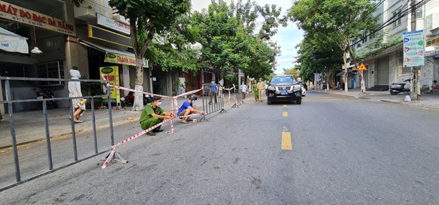 Đường Nguyễn C&ocirc;ng Chứ được lực lượng chức năng thiết lập h&agrave;ng r&agrave;o cho việc thực hiện lệnh phong tỏa