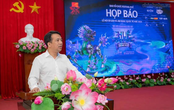 Ph&oacute; Chủ tịch UBND th&agrave;nh phố Huế Trần Hữu Th&ugrave;y Giang ph&aacute;t biểu tại buổi họp b&aacute;o