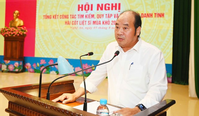 Ph&oacute; Chủ tịch UBND th&agrave;nh phố Huế Nguyễn Văn Mạnh tr&igrave;nh b&agrave;y tham luận tại hội nghị