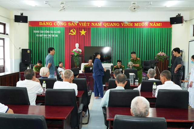 C&aacute;n bộ C&ocirc;ng an hỗ trợ người cao tuổi, người sức khỏe yếu ho&agrave;n thiện thủ tục cấp căn cước lưu động tại Trung t&acirc;m Bảo trợ x&atilde; hội th&agrave;nh phố Huế.