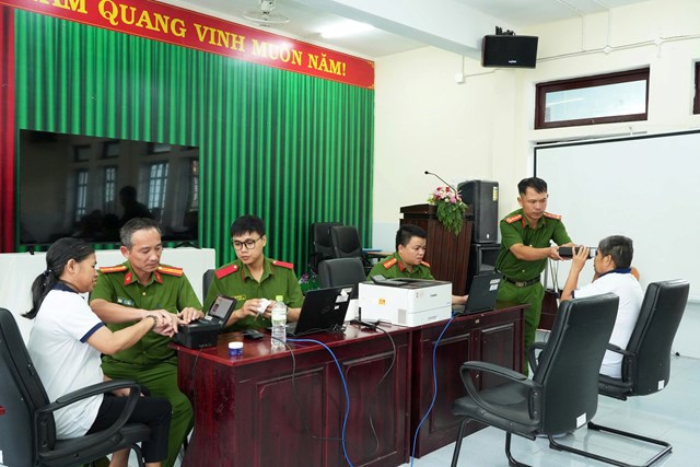 C&aacute;n bộ Ph&ograve;ng Cảnh s&aacute;t quản l&yacute; h&agrave;nh ch&iacute;nh về trật tự x&atilde; hội (PC06) C&ocirc;ng an th&agrave;nh phố Huế phối hợp với C&ocirc;ng an phường Hương An thu nhận hồ sơ cấp căn cước lưu động cho người c&oacute; ho&agrave;n cảnh kh&oacute; khăn tại cơ sở trợ gi&uacute;p x&atilde; hội