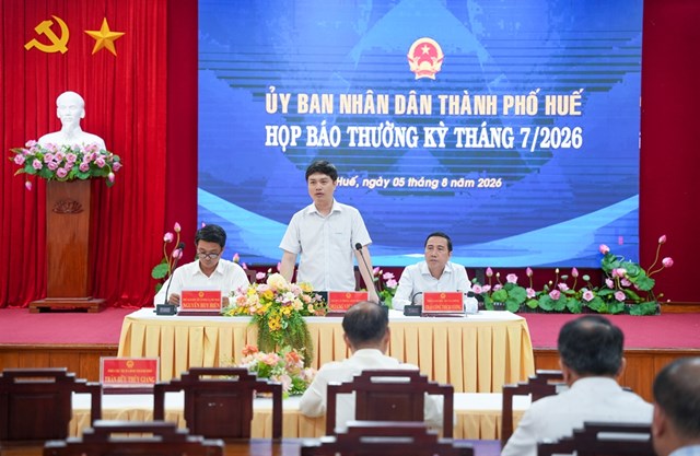 Quang cảnh họp b&aacute;o thường kỳ th&aacute;ng 7/2026 do UBND th&agrave;nh phố Huế tổ chức s&aacute;ng 5/8, th&ocirc;ng tin về t&igrave;nh h&igrave;nh kinh tế - x&atilde; hội 7 th&aacute;ng đầu năm v&agrave; c&aacute;c nhiệm vụ trọng t&acirc;m nhằm thực hiện mục ti&ecirc;u tăng trưởng từ 10% trở l&ecirc;n trong năm 2026.